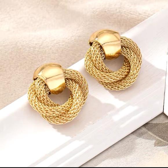 Cosette - Gold Twisted Weaving Dangle Earring. 2025 Trendy - Picture 4 of 8